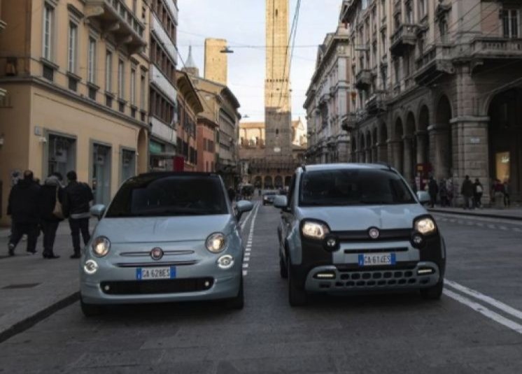 Prowadzenie, korzyści i ładowanie  samochodu elektrycznego: Fiat wyjaśnia wszystko w 8 „elektryzujących” klipach